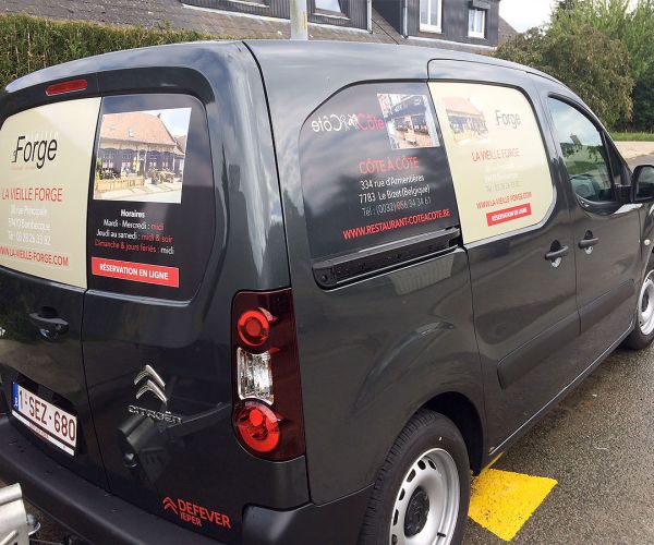 Véhicule utilitaire avec autocollant publicitaire