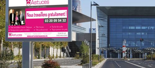Panneau publicitaire 4 par 3 de rue.