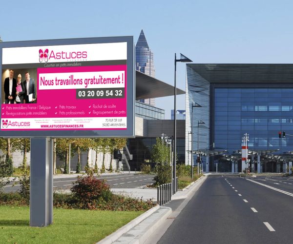 Panneau publicitaire 4 par 3 de rue.