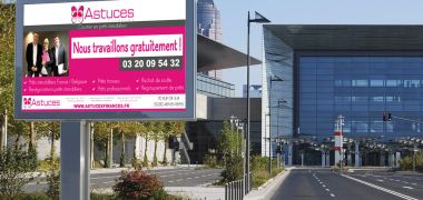 Panneau publicitaire 4 par 3 de rue.