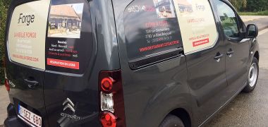 Véhicule utilitaire avec autocollant publicitaire